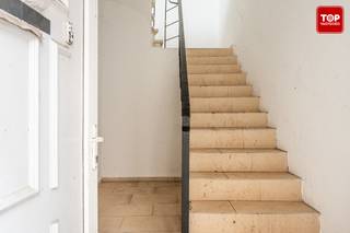 Kom en ontdek dit renovatieproject dat u volledig naar eigen smaak kunt afwerken.<br />Dankzij de privé-ingang geniet u een aangenaam gevoel van zelfstandig wonen. De huidige indeling biedt de mogelijkheid om een leefruimte, keuken, badkamer en 2 slaapkamers te realiseren.<br /><br />Dit is de ideale opportuniteit voor de handige doe-het-zelver, investeerder of aannemer die op zoek is naar een project met potentieel.<br />De ligging is een extra troef. Het appartement bevindt zich in een vlot bereikbare buurt, met winkels, openbaar vervoer en andere voorzieningen in de directe omgeving. Bovendien liggen Het Potuit en het Paviljoenpark op wandelafstand, ideaal voor wie graag geniet van groen en ontspanning.<br /><br />Troeven:<br /><br />• Privé-ingang <br />• Eerste verdieping <br />• Mogelijkheid tot 2 slaapkamers <br />• Volledig naar eigen smaak te renoveren <br />• Kleinschalige residentie <br />• Centrale ligging nabij winkels, openbaar vervoer en parken <br />• Ideaal voor doe-het-zelvers, aannemers of investeerders <br /><br />Ondergelegen appartement staat ook te koop: <br /><br />Contacteer Top Vastgoed voor een bezoek op 0475 700 700.
