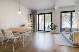 <p>In de gezellige Harmoniewijk bevindt zich deze uiterst stijlvolle residentie “Mechelsesteenweg 150”. Een zeer gegeerde locatie met het Albertpark als achtertuin. Het openbaar vervoer voor de deur en een vlotte verbinding naar de oprit van de Ring garanderen een vlotte bereikbaarheid om in en uit de stad te geraken.<br /><br />Dit uiterst lichte appartement van ca 48 m² is gelegen op de tweede verdieping.<br />De leefruimte aan de voorzijde van het appartement is aangenaam licht dankzij de grote raampartijen. De afwerking werd nauwkeurig uitgekozen, zo ligt er een doorlopende parketvloer en is de open keuken voorzien van kwalitatieve toestellen zoals een combi-oven, vaatwasser, keramische kookplaat, koelkast met vriesvak.<br />In het verlengde van de leefruimte bevindt zich het terras waar u heerlijk kan genieten van het zonnetje.<br /><br />De naastgelegen slaapkamer kan gebruikmaken van een badkamer met lavabo en inloopdouche. Apart gastentoilet.<br /><br />Een praktische berging met aansluiting voor wasmachine en droogkast vervolledigt het plaatje.<br /><br />Gemeenschappelijke lasten: 85 Euro per maand.<br />Alle nutsvoorzieningen (gas, elektriciteit en water) zijn privé op te nemen door de huurder.<br /><br />Onmiddelijk beschikbaar.</p>