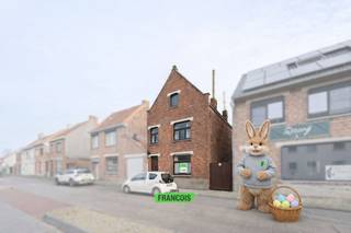 Te renoveren halfopen bebouwing, centraal gelegen in Zedelgem, met tal van mogelijkheden voor wie op zoek is naar ruimte en potentieel. Deze...