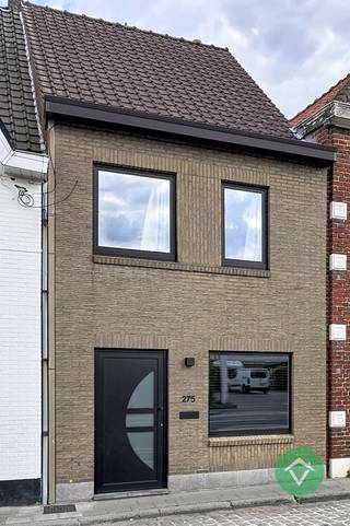 Deze volledig vernieuwde en instapklare woning bestaat uit: inkomhal - toilet - living - keuken - badkamer met ligbad en inloopdouche - wasplaats...