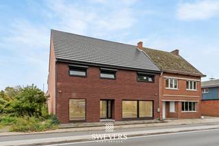 Interesse? Meer informatie op www.SWEVERS.be. - Dit veelzijdige handelspand van 88 m² aan de Grote Baan in Helchteren biedt ondernemers een uitzonderlijke kans om hun zaak te vestigen op een uiterst zichtbare en goed bereikbare locatie. Het pand beschikt over drie afzonderlijke kantoor- of praktijkruimtes, een onthaal met wachtruimte, een keuken en een kelder, wat het bijzonder geschikt maakt voor uiteenlopende professionele doeleinden. Dankzij de centrale ligging en de vlotte verbindingen met omliggende steden is het zowel voor klanten als medewerkers een vlot toegankelijke plek.<br /><br />Het pand werd in 2017 volledig gerenoveerd, waarbij zowel de technische infrastructuur als de afwerking met zorg werden vernieuwd. De houtlook vinylvloer zorgt voor een warme en moderne uitstraling, terwijl het energiezuinige label B een duurzaam voordeel biedt. De ruimtes zijn flexibel in te delen, instapklaar en afgewerkt met oog voor detail, zodat elke ondernemer hier zonder bijkomende werken meteen aan de slag kan.<br /><br />Daarnaast zorgen de aanwezige voorzieningen zoals airco, camerabeveiliging, een eigen parkeerplaats en extra parkeermogelijkheden in de directe omgeving voor extra comfort en veiligheid. Met scholen, winkels en horeca op wandelafstand combineert dit pand functionaliteit met een aantrekkelijke omgeving. Kortom, dit handelspand biedt de perfecte mix van locatie, uitstraling en gebruiksgemak – ideaal voor wie zijn onderneming professioneel wil laten groeien.<br /><br />Bel ons vandaag nog voor een persoonlijke rondleiding. Wij van Swevers Real Estate helpen je maar al te graag verder. tel. 011 255 155. Bron bewoonbare oppervlakte: EPC-verslag.