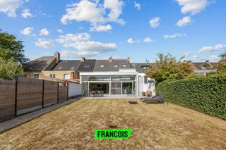 Deze unieke woning, ontworpen door het gerenommeerde bureau Govaert & Vanhoutte, combineert wonen, werken en genieten op een uitzonderlijke...