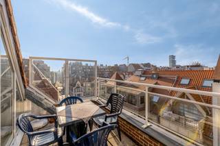 Vandaag bevinden we ons in Knokke-Heist, waar dit aangename duplexappartement met dakterras u meteen weet te charmeren. Het appartement beschikt over een zonnig en ruim terras met prachtig zeezicht, een absolute troef voor wie wil genieten van rust en licht aan de kust. U betreedt het appartement rechtstreeks via de lift, die enkel toegankelijk is met een persoonlijke sleutel, en komt uit in uw private inkomhal. Hier bevindt zich meteen een apart gastentoilet. Bij het verder binnenkomen wordt u aangenaam verrast door een overvloed aan natuurlijk licht dat doorheen het appartement stroomt. De lichtrijke leefruimte staat in directe verbinding met de open keuken en vormt een gezellige, open leefomgeving. Aansluitend vindt u de eerste slaapkamer met bijhorende badkamer. Via een inpandige trap bereikt u zowel de vierde verdieping (toegang tot gemeenschappelijke trappenhal) als de zesde verdieping. Op de bovenste etage bevindt zich een tweede slaapkamer met badkamer. Daarnaast bevindt er zich tevens een derde slaapkamer. Onder de schuine daken zijn er kasten voorzien om zo slim mogelijk om te gaan met de ruimtes. Als extra troef beschikt het appartement over een zolderruimte, bereikbaar via een ladder, ideaal voor bijkomende opslag. Een uniek duplexappartement met zeezicht, licht, ruimte en tal van mogelijkheden, op een topligging in Knokke-Heist. Pluspunt op 30 meter van de zeedijk en het Willemspark.