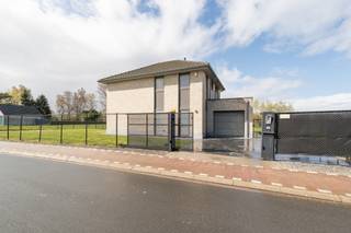 Te koop in Meise: instapklare open bebouwing, centraal gelegen met vlotte verbinding naar Antwerpen en Brussel.Deze ruime en moderne villa is gelegen...