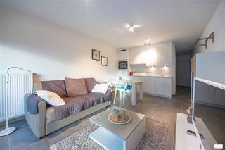 Prachtig ingerichte studio met slaaphoek in zeer recent gebouw (bouwjaar 2014) op centrale ligging vlakbij de Zeedijk. Indeling : ruime woonkamer...