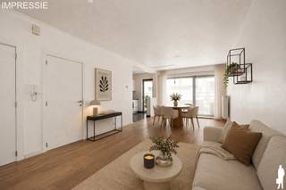 Op zoek naar een instapklaar appartement op een toplocatie? Dit lichtrijke en recent gerenoveerde appartement op de eerste verdieping combineert comfort, een praktische indeling en een uitstekende ligging in het centrum van Beveren. Alle voorzieningen bevinden zich op wandelafstand, waardoor alles binnen handbereik ligt. Dankzij de rustige, autoluwe straat geniet dit appartement bovendien van een aangename woonomgeving. <br /><br />Heeft u een wagen? Goed nieuws, want wij kunnen een staanplaats apart mee aanbieden - zowel te koop als te huur!<br /><br />Eerste verdieping<br />- Ruime en lichtrijke leefruimte met grote raampartijen<br />- Open, volledig uitgeruste keuken met koelkast, diepvriezer, vaatwasser, gasfornuis en oven<br />- Aparte berging/wasruimte met aansluiting voor een wasmachine<br />- Ruime slaapkamer met elektrische rolluik <br />- Badkamer met ruime douche en toilet<br />- Rechtstreekse toegang vanuit de slaapkamer naar het zonnige terras<br /><br />Terras<br />- Zonnig en aangenaam terras aansluitend aan de slaapkamer<br />- Praktische buitenberging, ideaal voor extra opslag of afvalcontainers<br /><br />Zolder<br />Afzonderlijke zolderberging van ca. 8 m²<br /><br />Algemeen<br />- Recent gerenoveerd en instapklaar<br />- Lift én trap aanwezig<br />- Mogelijkheid om een parkeerplaats achteraan het gebouw te huren of te kopen.<br />- Ruime berging op de zolderverdieping<br />- Lage algemene kosten<br />- EPC label D - makkelijk om te zetten naar een C-label<br /><br />Een verzorgd en lichtrijk appartement met alle comfort, een zonnig terras en een centrale ligging. Ideaal als eerste eigen woonst, voor wie compact en comfortabel wil wonen of als interessante investering. Contacteer De Boer & Partners voor meer informatie of een bezoek ter plaatse.