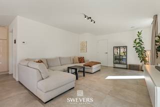 Voor meer info en foto’s, surf naar www.swevers.be – Instapklaar wonen op een vlot bereikbare locatie in Paal? Deze recente halfopen bebouwing op Schaffensesteenweg 72 B werd gebouwd in 2021 en combineert modern comfort met een praktische indeling. Met een bewoonbare oppervlakte van 166 m² op een perceel van 399 m² is dit een ideale thuis voor gezinnen, koppels of wie ruimte zoekt zonder renovatiewerk.<br />De inkomhal geeft toegang tot het gastentoilet en leidt naar de lichtrijke leefruimte van 40 m². Dankzij de grote raampartijen geniet u hier van een open en aangenaam woongevoel. De eetplaats, zithoek en open keuken van 14 m² sluiten mooi op elkaar aan. Het kookeiland maakt van de keuken een gezellige centrale plek in huis. Aansluitend zorgt een praktische berging voor extra opbergruimte.<br />Op de eerste verdieping bevinden zich drie slaapkamers, een badkamer, een apart toilet en een bijkomende berging. De grootste slaapkamer meet ongeveer 15,5 m², de twee andere kamers telkens circa 11 m². Ze zijn perfect geschikt als kinder-, logeer-, dressing- of bureauruimte. De badkamer is uitgerust met een ligbad en dubbele lavabo.<br />Buiten biedt de noordelijk georiënteerde tuin voldoende plaats voor een terras, speelhoek of groene ontspanningsplek. Extra troef: er is reeds een vergunning voor een carport aanwezig. Winkels liggen op 200 meter, scholen op 850 meter, openbaar vervoer op 600 meter en de snelweg op slechts 2 kilometer. Voor meer informatie, bel 011 255 155. Bron bewoonbare oppervlakte: EPC – verslag.