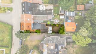 Deze verrassend ruime gezinswoning is rustig gelegen in Oostakker en biedt alle comfort voor een gezin. Met vier volwaardige slaapkamers, een praktische indeling en een stadstuin is dit de ideale woning voor wie ruimte en een aangename woonomgeving zoekt.<br />Bij het betreden van de woning komt u terecht in de lichtrijke leefruimte met ingebouwde wandnissen, die zorgen voor een gezellige uitstraling. Aansluitend bevindt zich de ruime keuken.<br />De woning beschikt over vier slaapkamers, waaronder een ruime afgewerkte zolderkamer die perfect kan dienen als master bedroom, hobbyruimte of thuiskantoor. Daarnaast zijn er twee badkamers, wat extra comfort biedt voor een groter gezin.<br />Achteraan bevindt zich een stadstuin met tal van mogelijkheden. Of u nu een terras, speelruimte of moestuin wenst, hier geniet u volop van het buitenleven.<br /><br />Pluspunten<br />-Vier volwaardige slaapkamers<br />-Ruime afgewerkte zolderkamer<br />-Twee badkamers<br />-Stadstuin<br />-Rustige ligging in Oostakker<br /><br />Heeft u interesse in dit pand? Neem snel contact op via het nummer 0484 14 96 86 of info@oko.immo