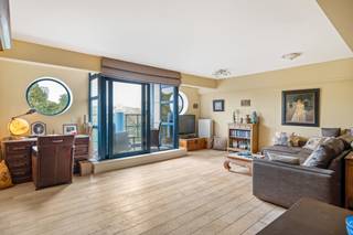 <strong>Tweeslaapkamer appartement op 7de verdieping met parkzichten<br /><br /></strong>-- Mogelijkheid tot aankoop staanplaats --<br /><strong><br /></strong>Dit prachtige appartement ligt temidden van de <strong>Harmoniewijk </strong>in Antwerpen.<br />Strategisch gelegen aan de Mechelsesteenweg, op een steenworp afstand van zowel het <strong>Harmoniepark </strong>als het <strong>Albertpark</strong>. Om de hoek bevindt zich de gekende site van <strong>Brouwerij De Koninck</strong> met haar verschillende speciaalzaken en restaurants. Het <strong>Groen Kwartier</strong> bevindt zich dan weer op wandelafstand.<br />Deze buurt rondom de Harmonie is geliefd om haar uitstekende <strong>bereikbaarheid</strong>, met tal van tram- en bushaltes vlakbij, die zorgen voor een snelle verbinding naar het stadscentrum, Centraal Station en andere belangrijke locaties. Voor fietsers wordt de bereikbaarheid merkbaar verbeterd dankzij plannen voor een groter fietspad en zelfs een plein voor de voordeur: een totale make-over om de leefbaarheid, het al aanwezige groen en de bereikbaarheid naar een hoger niveau te tillen.<br /><br />Gelegen op de <strong>7de verdieping</strong>, biedt dit appartement een combinatie van comfort, rust en stijl.<br />De ruimtes zijn voorzien van hoogwaardige <strong>parketvloeren </strong>die zorgen voor een warme en tijdloze uitstraling.<br />De open keuken is voorzien van <strong>modern comfort</strong>.<br />Vanuit de woonkamer heeft de bewoner een <strong>panoramisch zicht </strong>over het park: een uniek gevoel van openheid en veel <strong>lichtinval</strong>, zonder in te hoeven boeten aan <strong>privacy</strong>! Het appartement beschikt over <strong>twee terrassen</strong>, waar u de hele dag door kunt genieten van zon en rust.<br />Bijzonder: een <strong>privélift </strong>brengt de bewoner rechtstreeks naar de 7de verdieping.<br />Recent geïnstalleerde gastcondensatieketel.<br />Daarnaast beschikt de bewoner over een eigen <strong>parkeerplaats </strong>en een ruime berging onderin het gebouw.