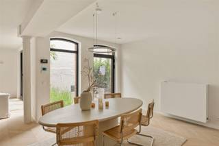 <p>Marnix – Wonen in het kloppend hart van ’t Zuid</p><p>Droom je van wonen op ’t Zuid, tussen koffie- en wijnbars, terrasjes en de Schelde? Well, this is your lucky day. Op wandelafstand van ons geliefkoosde Marnixplaats in het hart van ’t Zuid: Lambermontstraat 18 – project Marnix.</p><p>Hier woon je vlak bij het nieuwe Zuidpark, het Museum voor Schone Kunsten en de vernieuwde Scheldekaaien. Een buurt waar een snelle koffie al gauw overgaat in lunch, en voor je het weet eindigt op een terras aan de Marnixplaats. Alles doe je hier te voet. Citylife op zijn best! <br />Ook praktisch zit je hier goed. De Ring ligt vlakbij, net als openbaar vervoer en verschillende Vélostations. Daarnaast bevinden zich verschillende scholen op wandel- en fietsafstand.</p><p>• Absolute toplocatie te Antwerpen-Zuid<br />• Luxe-afwerking op niveau<br />• Terras en tuintje<br />• BEN-label: energiezuinig en duurzaam wonen<br />• Aankoop onder registratiestelstel</p><p>De woning is gelegen in een kleinschalig project en heeft een eigen tuintje en terras. Het is de laatste beschikbare woning in het project.<br />Aan de straatkant liggen de appartementen. Zo liggen de woningen in een oase van rust.</p><p>Typerend voor de woningen? Een gezellige stadswoning met eigen tuin én terras. Beter wordt het niet! Een ruime lichte leefruimte met open keuken, voldoende bergruimte. Op de verdieping is er een masterbedroom met dressing en toegang naar een terras. Daarnaast een ruime tweede kamer en badkamer met grote inloopdouche.</p><p>De woningen zijn afgewerkt volgens de nieuwste normen en met kwalitatieve materialen. Denk aan Instagramwaardige afwerking om bij weg te dromen.<br />Uiteraard is er een fietsenberging voor de bewoners en beschikken alle units over een private kelder indien gewenst.<br />Een project voor wie graag midden in de stad woont, maar thuis toch wat ademruimte wil voelen.</p><p>Plan je bezoek via www.sinjoor.be of bel ons voor meer informatie 03 283 05 00.<br /> </p>