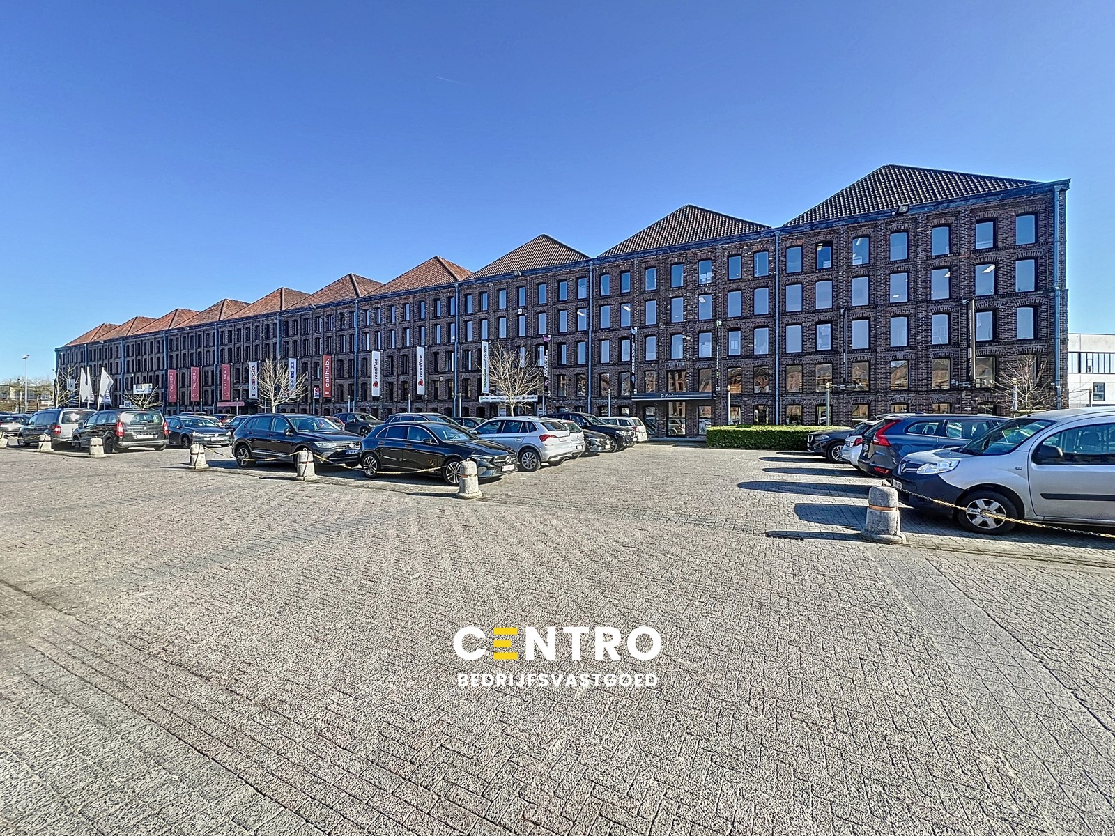 Instapklare, recent GERENOVEERDE, KANTOORRUIMTE op het gelijkvloers (725m²) in het handelscentrum "Pottelberg" te Kortrijk ! - photo 1