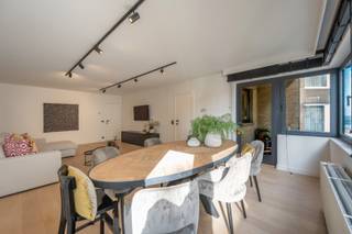 <p>Res. Duingras.<br />Welkom in dit prachtig recent vernieuwde appartement, gelegen op de derde verdieping in de charmante Patriottenstraat te Duinbergen. Met een mooie bewoonbare oppervlakte biedt deze stijlvol appartement een bijzonder aangename combinatie van ruimte, comfort en hoogwaardige afwerking.<br /><br />Het appartement werd recent en luxueus vernieuwd, met oog voor kwaliteit, elegantie en hedendaags wooncomfort.<br />De lichtrijke, uiterst ruime leefruimte vormt het hart van het appartement en geniet dankzij de grote raampartijen van een aangename natuurlijke lichtinval.<br />Vanuit de woonkamer heeft u rechtstreeks toegang tot het gezellige terras, waar u kunt genieten van een mooi zijdelings zeezicht. Daarnaast biedt de woning een prachtig open zicht over de karaktervolle en charmante villa’s die zo typerend zijn voor Duinbergen. <br /><br />Het appartement beschikt over twee ruime slaapkamers met telkens een aanpalende badkamer, iedere slaapkamer beschikt bovendien over ingemaakte kasten. <br /><br />Een privatieve kelderberging biedt extra opbergruimte en in het gebouw is tevens een gemeenschappelijke fietsenberging aanwezig. Een bijzonder verzorgd appartement met een luxueuze, recente afwerking, een aangenaam terras, zijdelings zeezicht en een open zicht op de karaktervolle architectuur van Duinbergen. Aanrader!! <br />Ref. A708 </p>