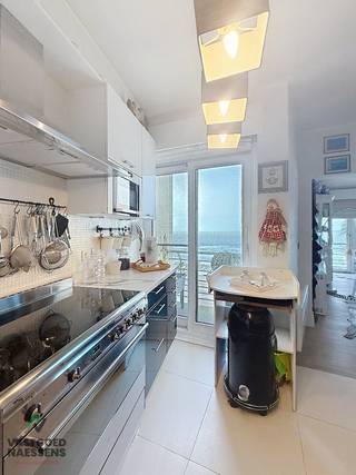 Dit schitterende 2 SLPK appartement is gelegen op de 11DE verdieping van de prestigieuze ROYAL PALACE. De residentie typeert zich door het brede...