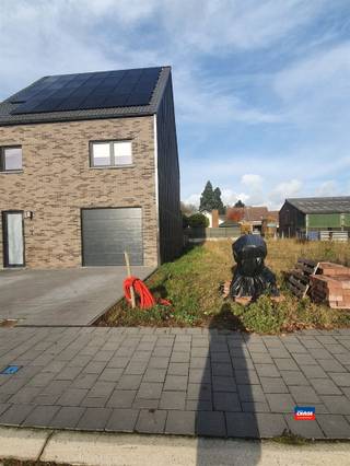 9130 KALLO | BOUWGROND | TOTALE GRONDOPPERVLAKTE VAN 339m² VOOR EEN HALF-OPEN BEBOUWING| De breedte aan de straatkant bedraagt 9.5m | De breedte...