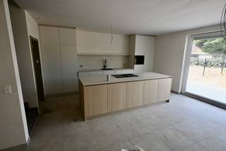Deze ruime nieuwbouwwoning is gebouwd op een perceel grond van 436 m² !<br /><br />Indeling : Inkomhal , apart toilet , woonkamer , eetplaats met open keuken , berging aansluitend aan de keuken .<br />Eerste Verdiep : Nachthal , 3 slaapkamers waarvan 1 met dressing , ruime badkamer , apart toilet . <br />Tweede verdiep : Slaapkamer nummer 4 + zolderkamer . <br /> <br /><br />Deze modere woning is voorzien van Vloerverwarming met Warmtepomp , Zonnepanelen , ventilatie , regenwaterrecuperatie !!<br /><br /><br />Plannen en lastenboek te downloaden op onze website .<br /><br />Maak vrijblijvend een afspraak om deze woning te bezoeken ! <br /><br />Deze woning is snel beschikbaar.<br />