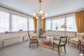Appartement d'angle lumineux de 2 chambres, situé à seulement 100 mètres de la promenade du bord de mer et des commerces de proximité. Il comprend un séjour spacieux, un coin cuisine, deux chambres de bonne taille (toutes deux équipées d'un lit double), une salle de bains avec baignoire et des toilettes séparées. Moyennant quelques travaux de rénovation, ce bien serait idéal pour une résidence principale ou une maison de vacances ! Un local à vélos commun est à disposition.