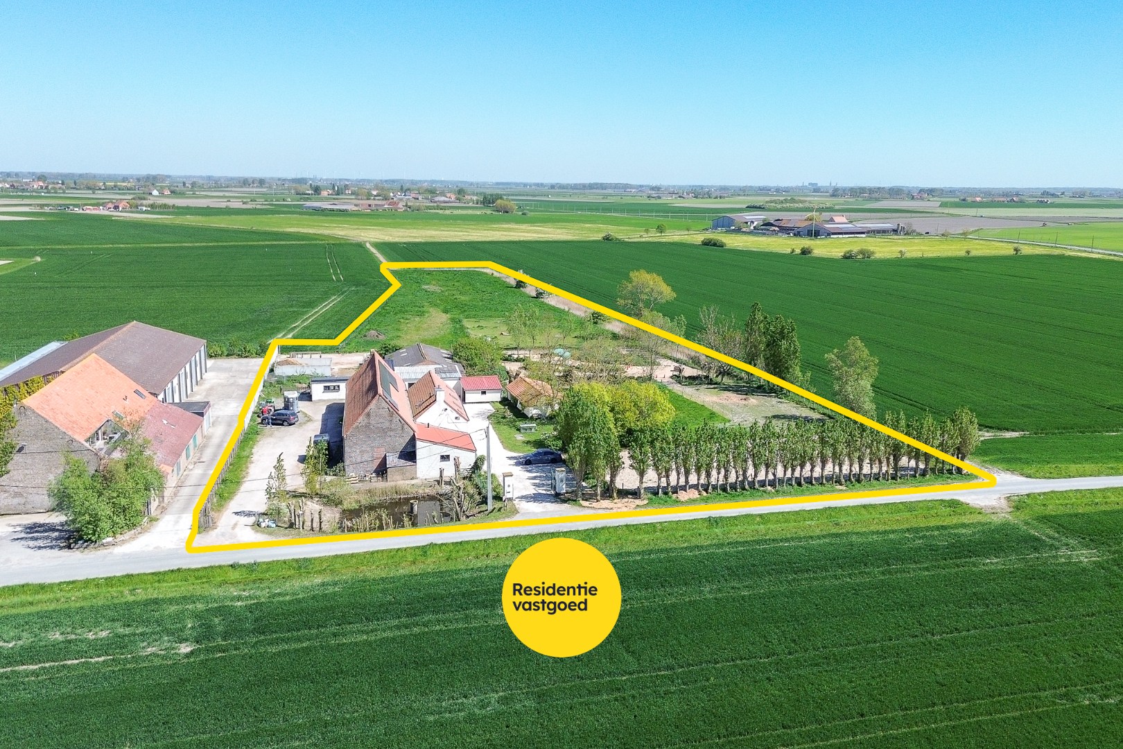 Authentieke hoeve met bouwland, stallen en bijgebouwen op unieke landelijke ligging tussen De Haan en Nieuwmunster - foto 1