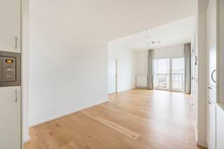 <h3>Instapklaar 2 slaapkamer appartement op de 20e verdieping met panoramisch uitzicht over Antwerpen en fantastisch terras</h3>
<p>Op zoek naar een lichtrijk appartement met een fenomenaal uitzicht, uitstekende bereikbaarheid én een topligging in Antwerpen? Dan is dit stijlvolle twee slaapkamer appartement op de 20e verdieping absoluut een buitenkans.</p>
<p>Gelegen in een bruisende stadsomgeving, vlakbij AP Hogeschool, met openbaar vervoer voor de deur, Velo-stations in de onmiddellijke omgeving en een vlotte verbinding naar de invalswegen, combineert dit appartement comfortabel wonen met een strategische ligging. Ideaal voor eigen bewoning én als investering.</p>
<h3>Indeling</h3>
<p>Bij het betreden van het appartement kom je meteen in de ruime en lichtrijke leefruimte, waar de grote raampartijen zorgen voor een open en aangename sfeer. De moderne open keuken is uitgerust met de nodige toestellen en biedt voldoende plaats voor een grote eettafel, perfect voor gezellige diners met familie en vrienden.</p>
<p>Vanuit de living heb je toegang tot het prachtige, goed georiënteerde terras van ca. 15 m², waar je elke dag opnieuw kan genieten van een adembenemend panoramisch uitzicht over heel Antwerpen.</p>
<p>Het appartement beschikt over twee ruime slaapkamers. Eén van de slaapkamers is voorzien van een extra grote bergruimte met aansluiting voor was- en droogmachine. Daarnaast is er een ruime badkamer met inloopdouche, lavabo en toilet.</p>
<p>Tot slot hoort er bij het appartement nog een private kelderberging in het gebouw.<br />Er is bovendien de mogelijkheid tot aankoop van een autostaanplaats aan <strong>€25.000.</strong></p>
<h3>Troeven</h3>
<ul>
<li>
<p>Gelegen op de 20e verdieping met uniek zicht over Antwerpen</p>
</li>
<li>
<p>Zeer gunstig EPC (A)</p>
</li>
<li>
<p>Conforme elektrische keuring</p>
</li>
<li>
<p>Instapklaar</p>
</li>
<li>
<p>Ruim en zonnig terras (±15 m²)</p>
</li>
<li>
<p>Goede bereikbaarheid met auto en openbaar vervoer</p>
</li>
<li>
<p>Voldoende opbergruimte</p>
</li>
<li>
<p>Ideaal voor eigen bewoning of investering</p>
</li>
</ul>
<h3>Conclusie</h3>
<p>Dit appartement combineert comfort, licht, uitzicht en locatie op een uitzonderlijke manier. Een unieke kans voor wie wil wonen op hoog niveau of op zoek is naar een zorgeloze investering in Antwerpen.</p>
<p>Interesse? Neem vandaag nog contact op voor een bezichtiging en laat je verrassen door het uitzicht!</p>