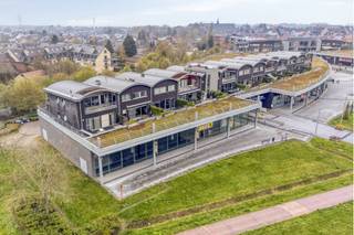 Deze ruime baanwinkel van ca. 1.130 m² is gelegen in het gekende winkelcentrum Kloosterbempden en geniet van een uitzonderlijke zichtlocatie langs...