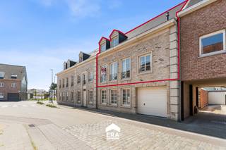 Ben je op zoek naar een <strong>instapklaar appartement</strong> in een <strong>rustige buurt</strong>? Dan is dit gezellige appartement in <strong>Adegem</strong> zeker iets voor jou.
<p>Je komt binnen via een nette inkomhal met <strong>ingemaakte kasten</strong>. Op de verdieping bevinden zich één slaapkamer en één bureauruimte. Via de <strong>vaste trap</strong> bereik je de zolder, ideaal als <strong>extra bergruimte, hobbyruimte.</strong></p>

<p>Daarnaast is er een <strong>ruime wasplaats/berging</strong>, die ook perfect kan dienen als <strong>dressing</strong>. De <strong>lichtrijke, volledig geïnstalleerde keuken</strong> sluit mooi aan op de leefruimte en nodigt uit tot gezellig koken.</p>

<p>Buiten geniet je van het<strong> zonnige terras</strong>, ideaal voor een rustig ontbijt of een zomerse avond. Extra comfort is voorzien dankzij de <strong>gemeenschappelijke fietsenberging</strong>.</p>

<p>De ligging is een grote troef: het appartement bevindt zich in een <strong>kalme woonomgeving</strong>, <strong>dicht bij winkels en voorzieningen</strong>, en met een <strong>vlotte verbinding tussen Brugge en Knokke</strong>.</p>

<p>✨ <strong>Troeven</strong></p>

<ul><li>
	<p>Vaste trap naar zolder</p>
	</li><li>
	<p>Ruime wasplaats/berging of dressing</p>
	</li><li>
	<p>Lichtrijke leefruimte</p>
	</li><li>
	<p>Zonnig terras</p>
	</li><li>
	<p>Gemeenschappelijke fietsenberging</p>
	</li><li>
	<p>Rustige buurt, nabij winkels</p>
	</li><li>
	<p>Goede verbinding Brugge – Knokke</p>
	</li></ul>

<p><strong>Interesse?</strong> Dit appartement is zeker een bezoek waard!<br /><em>ERA Thuis zorgt voor uw huis.</em></p>