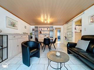 Welkom in de Jan Zonder Vreesstraat 24, een rustige maar centrale ligging in 9000 Gent. Dit appartement biedt een ideale combinatie van wooncomfort, en een uitstekende bereikbaarheid.<br /><br />Bij het binnenkomen word je verwelkomd door een ruime leefruimte met grote ramen die zorgen voor een aangename lichtinval doorheen de dag. De aangrenzende keuken is praktisch ingericht en biedt alle comfort voor dagelijks gebruik.<br /><br />Het appartement beschikt over twee volwaardige slaapkamers, ideaal voor koppels, jonge gezinnen, thuiswerkers of investeerders. De badkamer is netjes en voorzien van alle nodige faciliteiten.<br /><br />Een mogelijkheid als extra aankoop en een groot pluspunt is de privatieve garage, een absolute meerwaarde in deze buurt waar parkeergelegenheid schaars is. Daarnaast is er ook een handige privéberging, perfect voor het stockeren van seizoensmateriaal of extra huishoudspullen.<br /><br />De locatie is een echte troef: op wandelafstand van winkels, openbaar vervoer, scholen en het bruisende stadscentrum van Gent. Toch geniet je hier van een rustige woonomgeving, weg van de drukte.<br /><br />Dit appartement is ideaal voor wie op zoek is naar een comfortabele woonplek op een geliefde locatie of voor investeerders die een zorgeloze verhuur wensen.<br /><br />Een bezoek inplannen kan via de knop "bezoeken".<br /><br />Wil je graag meer informatie? Aarzel niet om contact op te nemen.