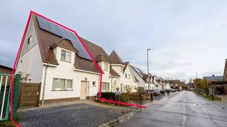 In een rustige straat op slechts één kilometer van het centrum van Harelbeke bevindt zich deze charmante woning met een  landelijke uitstraling.Inkom...