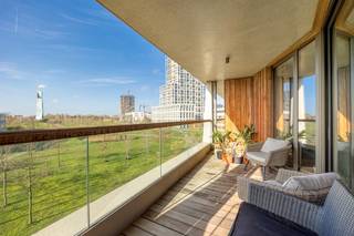 Élégant appartement d'une chambre avec terrasse ensoleillée dans le quartier très prisé de Zuid<br /><br />Situé dans The Residence, ce charmant appartement bénéficie d'un emplacement idéal. La résidence se trouve en effet à quelques pas du Zuidpark et du KMSKA. Un quartier très prisé avec toutes sortes de cafés et restaurants conviviaux. Plusieurs supermarchés, une boucherie et une boulangerie se trouvent également à deux pas. <br />Le logement allie confort, luminosité et une agréable terrasse offrant une belle vue sur la verdure. Le salon lumineux, agrémenté d'un élégant parquet à chevrons, donne directement accès à la terrasse orientée sud qui donne sur le parc. La cuisine ouverte avec îlot est équipée de tout le confort nécessaire. La chambre spacieuse, dotée d'armoires encastrées, dispose d'une salle de douche attenante.<br /><br />Des places de stationnement sont également disponibles dans l'immeuble.