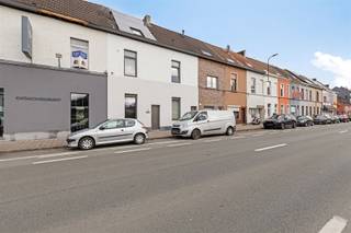 <p><span>AANRADER!! Instapklare, gerenoveerde rijwoning met doorgang achteraan in de aanpalende straat.</span></p><p><span>De woning is als volgt ingedeeld: een inkomhal, ruime living, ingerichte keuken met aansluitend een grote berging, badkamer voorzien van inloopdouche, toilet en dubbele lavabo.</span></p><p><span>Verdieping: 2 slaapkamers, apart toilet en vaste trap naar de grote afgewerkte zolder.</span></p><p><span>Zeker uw bezoekje waard.</span></p><p><span>Contacteer Pattymo voor meer info</span></p>