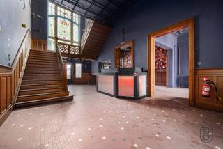 UNIEKE KANS. Prachtige HERENWONING met enorm veel potentieel (kantoren, praktijk, B&amp;B) voor mensen op zoek naar ruimte! Gelegen in het CENTRUM op een commerciële zichtlocatie. INDELING: inkom en wahtruimte, prachtige trappenhal, grote leefruimte, extra bureau, VOLLEDIG ONDERKELDERD, en op de 3 bovenliggende verdiepen enorm veel mogelijkheden qua ruimtes (kamers, kantoren,...). Laat u verrassen door deze karaktervolle eigendom en vraag nu uw bezoek aan: info@immobeguin.be