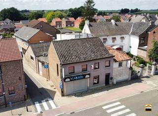 <p><span>Handelspand met bovenliggend appartement te koop in het centrum van Heers.</span></p><p><span>GEEN RENOVATIEPLICHT (LABEL D)</span></p><p><span> </span></p><p><span>In het centrum van Heers vinden we de voormalige trekpleister </span><span>"Liquido"</span><span> terug.</span></p><p><span>In dit hoekpand werd jarenlang succesvol café uitgebaat door de vorige eigenaars. De</span></p><p><span>nodige voorzieningen zijn makkelijk bereikbaar. Bovendien is het café vrij van brouwerijcontract</span></p><p><span>waardoor een nieuwe uitbater geen verplichtingen heeft op dit vlak. Uiteraard kan men hier ook</span></p><p><span>een andere zelfstandige activiteit uitbaten mits het bekomen van de nodige vergunningen.</span></p><p><span> </span></p><p><span>Op vlak van indeling onderscheiden we het volgende:</span></p><p><span>gelijkvloers:</span></p><p><span>Het handelspand beschikt over een ruim handelsgedeelte van 120m², aparte toiletten voor</span></p><p><span>klanten, twee frigo's en een stockruimte. Tot slot zijn er nog een keuken, een CV-ruimte en</span></p><p><span>een privé-toilet die het gelijkvloers vervolledigen.</span></p><p><span>1e verdieping:</span></p><p><span>Het bovenliggend appartement is bereikbaar via een vaste trap. Men komt binnen in</span></p><p><span>in de woon- en eetkamer. Rechts is de badkamer terug te vinden met daarachter twee </span></p><p><span>slaapkamers. De huidige eigenaars waren reeds begonnen met de afwerking hiervan en</span></p><p><span>de reeds aangekochte materialen blijven in het pand aanwezig.</span></p><p><span> </span></p><p><span>Parkeergelegenheid is er voldoende aan de overkant op het gemeenteplein. Daarnaast is de</span></p><p><span>volledige uitrusting aanwezig om onmiddellijk van start te gaan. </span></p><p><span>Dit handelspand kan uiteraard ook dienen voor de uitbating van andere zelfstandige activiteiten.</span></p><p><span> </span></p><p><span> </span></p><p><span>Wenst U meer informatie over dit pand of een bezichtiging ter plaatse,</span></p><p><span>contacteer ons via 012 26 22 05 of info@hetimmohuis.be</span></p>
