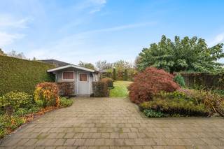 koop: open bebouwing in Bornem, vlak bij de rust en het groen van de Scheldedijken.
<p> </p>
<p>Deze charmante woning in de Weertstraat combineert comfortabel gelijkvloers wonen met een prachtig aangelegde tuin. Gelegen in een groene omgeving, op korte afstand van het centrum, scholen en openbaar vervoer, biedt dit huis een ideale balans tussen rust en bereikbaarheid. De open indeling en praktische voorzieningen maken het een aangename plek om te wonen.</p>
<p> </p>
<p>Belangrijkste ruimtes:<br />• Ruime woonkamer met veel lichtinval en zicht op de tuin<br />• Tweede woonkamer met inbouwcasette<br />• Volledig ingebouwde keuken met inductiekookplaat, oven, microgolf, vaatwasser, koelkast en diepvries<br />• Twee slaapkamers, waarvan één met ingemaakte kasten<br />• Badkamer met douche, toilet en wastafel in meubel<br />• Berging met aansluiting voor wasmachine, technische ruimte en ingemaakte kasten<br />• Inkomhal met vestiaire</p>
<p> </p>
<p>Troeven:<br />• Prachtig aangelegde tuin<br />• Comfortabel gelijkvloers wonen<br />• Rustige ligging nabij de Scheldedijken</p>
<p> </p>
<p>Neem vandaag nog contact op met je ERA-makelaar voor een bezoek.</p>
<p> </p>
<p>JOUW DROOMHUIS. ZO GEVONDEN!</p>