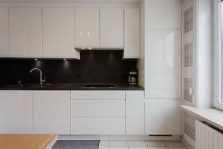Op zoek naar een eigendom waar wonen en werken perfect kunnen worden gecombineerd? Deze veelzijdige eigendom langs de Brugsesteenweg in Kuurne biedt een mooie combinatie van een ruime opslagplaats van maar liefst 175 m², een instapklaar bovenliggend appartement en bijzonder aangename buitenruimtes.<br /><br />De grote ruimte (poorthoogte 3,7 meter) op het gelijkvloers biedt tal van mogelijkheden en kan perfect dienstdoen als garage, magazijn, opslagruimte, hobbyruimte of zelfs als ruimte voor het organiseren van groepslessen. Hierdoor is de eigendom bijzonder interessant voor zelfstandigen en ondernemers, maar ook voor wie op zoek is naar een ruime polyvalente ruimte voor een eigen activiteit. De ruime oprit zorgt bovendien voor een vlotte toegankelijkheid en parkeergelegenheid voor meerdere voertuigen.<br /><br />Het bovenliggende appartement is bereikbaar via een afzonderlijke ingang. De leefruimte beschikt over een gezellige haard en vormt samen met de vernieuwde, afgesloten keuken een aangename leefomgeving.De keuken is volledig uitgerust met de nodige toestellen. Het appartement beschikt daarnaast over drie slaapkamers: een ruime hoofdslaapkamer en twee aansluitende kamers die dankzij een schuifdeur van elkaar kunnen worden gescheiden, een badkamer, een afzonderlijk toilet en een praktische berging.<br /><br />Een absolute troef is de veranda die aansluit op het bijzonder ruime dakterras van maar liefst 75 m². Dit vormt een heerlijke extra buitenruimte waar je volop kunt genieten, ontspannen of gezellig tafelen. De tuinberging biedt daarbij handige extra opslagruimte.<br /><br />Extra comfort wordt geboden door de twee aanwezige airco-installaties, ideaal om het appartement ook tijdens warme zomerdagen aangenaam koel te houden.<br /><br />Achteraan bevindt zich bovendien nog een ruime tuinzone die heel wat mogelijkheden biedt en bijzonder interessant is voor wie graag dieren houdt of extra buitenruimte wenst.<br /><br />Ook de ligging is een belangrijke troef. Gelegen langs de Brugsesteenweg geniet je van een vlotte bereikbaarheid en een snelle verbinding met de R8. Hierdoor zijn zowel Kuurne, Kortrijk als de omliggende regio vlot bereikbaar.<br /><br />Goed om te weten: wie hier zonnepanelen laat plaatsen, kan het huidige EPC-label mogelijk aanzienlijk verbeteren. Dit biedt bovendien een mooie kans om het energieverbruik verder te optimaliseren.<br /><br />Bestemmingsmogelijkheden, zone met gemengde bestemming: wonen, diensten, kantoren, stapelplaatsen en handelsactiviteiten.<br />Niet toegelaten: autohandel, supermarkt.<br /><br />Waarom net dit aanbod overwegen?<br /><br />✔ verzorgd appartement 150 m²<br />✔ magazijn/garage/atelier 175m²<br />✔ ruime tuin<br />✔ commercieel gelegen<br />✔ veel parkeermogelijkheden<br />✔ nabij centrum en R8<br />✔ zonneterras<br />✔ airco’s<br /><br />Interesse, bel 0486 05 88 88<br />Attesten &amp; documenten: www.nestr.be