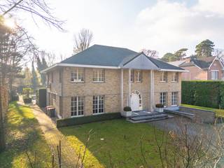 Lichtrijke, ruime villa met 6 garages op toplocatie vlakbij het centrum van Heide.Deze zeer ruime Amerikaanse luxevilla vlak aan het centrum van...