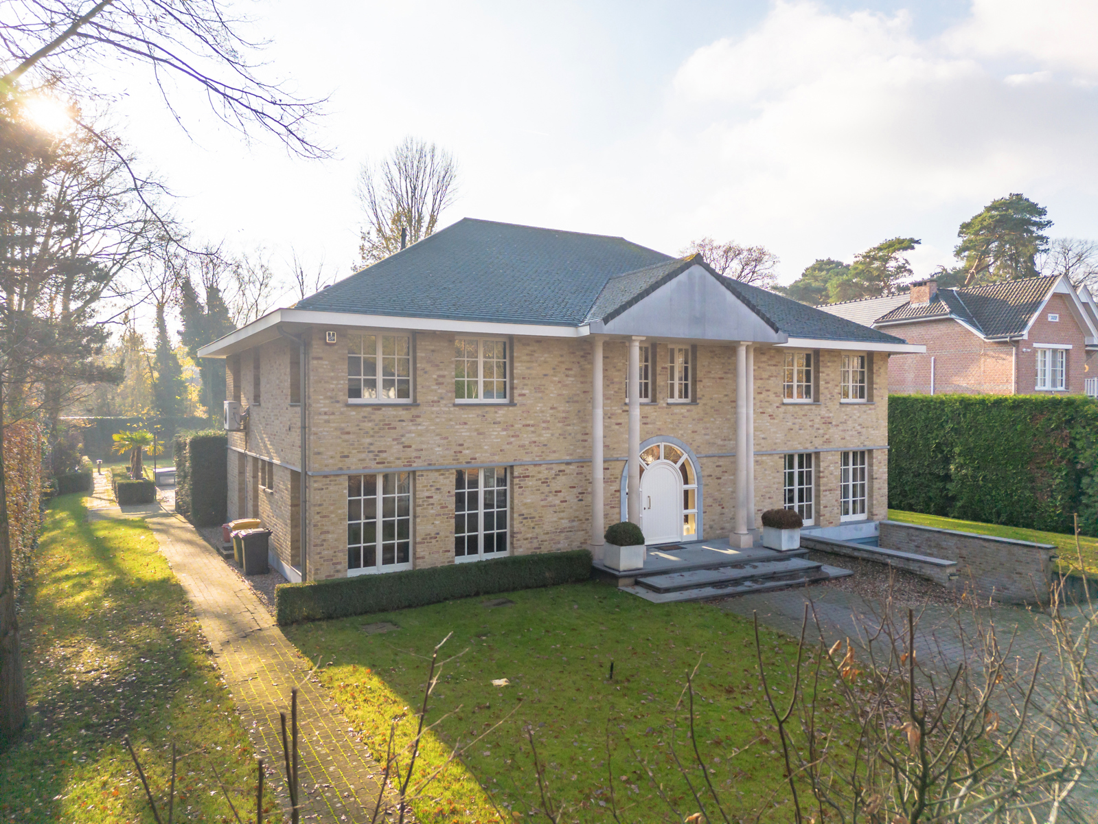 Lichtrijke, ruime villa met 6 garages op toplocatie vlakbij het centrum van Heide. - foto 1