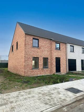 Op wandelafstand van het centrum van Wevelgem vind je deze laatste afgewerkte halfopen nieuwbouwwoning.<br />De woning geniet van een uitstekende ligging met vlotte verbindingen naar de E403 en E17, én bevindt zich dichtbij de dorpskern waar je winkels, openbaar vervoer (trein/bus) en andere voorzieningen terugvindt. <strong>Instapklaar afgewerkt en beschikbaar bij akte! </strong><br /><br /><strong>Lot 03:</strong><br />Gelijkvloers: inkomhal met apart gastentoilet, lichtrijke leefruimte met open keuken en een ruime berging. <br />Verdieping: nachthal, 3 volwaardige slaapkamers, badkamer met ligbad, douche, toilet en dubbel lavabomeubel. <br />Zolder te bereiken via een zolderluik. <br /><br />Enkele troeven op een rij:
<ul>
	<li>Energiezuinig en afgewerkt met oog voor detail;</li>
	<li>5 zonnepanelen;</li>
	<li>Regenwaterput (7.500l) aangesloten op toiletten, wasmachine en buitenkraan;</li>
	<li>Zuidwest gerichte tuin; </li>
	<li>Laminaat inbegrepen in de nachthal en slaapkamers: </li>
	<li>Mogelijkheid tot het plaatsen van een carport.</li>
</ul>
Geïnteresseerd?<br />Neem gerust contact met ons op voor meer info of een bezichtiging ter plaatse.