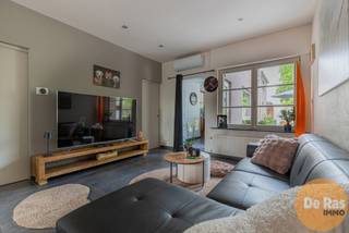 <p>ERPE - Deze verzorgde en aangename woning kunt u vinden in een rustige straat te Erpe. Deze woning, die de afgelopen jaren een grondige opfrissing onderging, is voorzien van alle moderne comfort en dan ook perfect instapklaar. Recent werd de achterliggende berg/wasruimte nog volledig geïsoleerd en werd de woning zelf nog voorzien van 19 zonnepanelen, een thuisbatterij, en verwarming via warmtepomp (lucht- lucht).<br /><br />Naar indeling toe beschikt deze woning op het gelijkvloers over een aparte inkomhal, een aangename woonkamer voorzien van veel lichtinval, een grote keukenruimte voorzien van een volledig geïnstalleerde keuken, een praktisch achterliggende berg/wasruimte welke nog is voorzien van een extra douchecabine en een apart toilet. Op de eerste verdieping bevinden zich naast de nachthal, nog 2 ruime slaapkamers, een dressing en een verzorgde badkamer voorzien van alle comfort. Op de 2de verdieping, welke bereikbaar is via een vaste trap, bevinden zich nog een extra 3de kamer en nog een extra opbergruimte. Praktisch is tevens de overdekte bergruimte vooraan rechts naast de woning die bereikbaar is via de straatzijde en welke tevens uitgeeft op het recent mooi aangelegde terras.<br /><br />In de directe omgeving bevinden zich buurtwinkels, scholen, openbaar vervoer, invalswegen en E40.<br /><br />Kortom, deze woning is een uitstekende opportuniteit voor wie op zoek is naar een smaakvolle, instapklare woning met drie slaapkamers, moderne voorzieningen en een rustige, maar toch centraal gelegen locatie. Aarzel niet om een afspraak te maken en ontdek zelf de troeven van deze woning. Voor meer info of bezoek 053/60.65.60<br /><br />De vermelde prijs is een richtprijs. Na ontvangst van de biedingen beslist de verkoper vrij over de verkoop. De richtprijs is aldus niet bindend.</p>