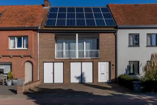 <p>Deze karakter volle centrum woning, gelegen hoekje om de vismarkt van Tessenderlo-Ham is de ideale woning voor starters of mensen die van het comfort willen genieten van het wonen in een centrum.</p>
<p>De woning werd gebouwd in 1990 beschikt over 89 m² aan bewoonbare oppervlakte en bevindt zich op een perceel van 3a 72ca. Dankzij het gunstig EPC label B, de conforme elektriciteit en voorziening van zonnepanelen is deze woning volledig mee met het vooropgestelde toekomst perspectief.<br /><br /><strong>Indeling:<br /></strong><span>Gelijkvloers</span><br />- Inkomhal met trap naar leefgedeelde (+1)<br />- Inpandige garage en extra ruimte voor polyvalent gebruik<br />- Afgesloten doorrit onder de woning naar de tuin<br /><br /><span>1<sup>ste</sup> verdieping</span><br />- Hal voorzien van toilet<br />- Open keuken aansluitend aan de lichtrijke leefruimte met balkon<br />- 2 slaapkamers gelegen achteraan de woning<br />- Badkamer voorzien van bad, douche en wastafel</p>
<p><span>Zolderverdieping</span><br />- Mits plaatsen van vaste trap in de hal, mogelijkheid tot extra slaapkamer en ensuite dressing</p>
<p><strong></strong><strong>Extra troeven:</strong><br />- Goed onderhouden tuin voorzien van terras, tuinhuis en een poortje achteraan het perceel<br />- Gunstige attesten zoals EPC, asbestattest en elektrische keuring<br />- Warmtepompen aangedreven door zonne-energie<br />- Centraal gelegen en dicht bij alle faciliteiten zoals winkels, scholen, horeca, openbaar vervoer en diverse voorzieningen.</p>
<p>Heeft u interesse in deze woning? Wacht niet te lang en contacteer ons op<span> </span><strong>013 66 62 08</strong><span> voor meer informatie.<br /><br /><em>*ai renders in de advertentie zijn louter ter illustratie</em><br /></span></p>