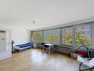 <strong>FOREST : A coté du Parc Duden et de l'Altitude 100 ainsi que de toutes commodités, studio lumineux de ±38m² situé au 3e étage avec ascenseur. Il se compose comme suit : hall d'entrée, salle de douche et wc, pièce de vie ±25m², cuisine équipée ( taques, frigo et congélateur ) et une cave. Charges : Provisions de 140€/mois comprenant les communs, eau chaude, eau froide et chauffage. PEB D-. Disponible le 01/10/2026.</strong><br /><br /><span>Au 3e étage avec ascenseur :<br /><br /></span>- Hall d'entrée<br />- Salle de douche avec wc<br />- Pièce de vie ±25m²<br />- Cuisine équipée ( taques, frigo et congélateur)<br /><br />Cave