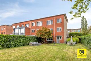 <p><span>Instapklare halfopen bebouwing met 4 slaapkamers, ruime garage en zonnige zuidwestgerichte tuin</span></p><p><span> </span></p><p><span>Deze instapklare halfopen bebouwing met een gevelbreedte van maar liefst 7 meter combineert ruimte, comfort en een uitstekende ligging. De woning beschikt over 4 ruime slaapkamers, een zuidwestgerichte tuin met terras en een ruime garage met oprit voor 2 wagens.</span></p><p><span>Dankzij de grote raampartijen geniet de woning doorheen de dag van een aangename hoeveelheid natuurlijk licht. De rustige, kindvriendelijke omgeving en de vlotte verbinding naar Antwerpen, Mechelen en Brussel maken dit een ideale gezinswoning.</span></p><p><span> </span></p><p><span>Indeling</span></p><p><span>Gelijkvloers</span></p><p><span>Via de inkomhal bereikt u de ruime garage. Daarnaast beschikt deze verdieping over een praktische berging met aansluitingen voor wasmachine en droogkast.</span></p><p><span>Achter de garage bevindt zich een polyvalente ruimte, die perfect kan worden ingericht als extra slaapkamer, bureau, hobbyruimte of speelkamer. Deze ruimte biedt dan ook heel wat mogelijkheden.</span></p><p><span> </span></p><p><span>Eerste verdieping</span></p><p><span>De eerste verdieping wordt gekenmerkt door een aangename, lichtrijke L-vormige leefruimte met parketvloer. Dankzij de grote raampartijen valt er bijzonder veel natuurlijk licht binnen.</span></p><p><span>De afgesloten keuken is uitgerust met de nodige keukentoestellen en ingemaakte kasten en biedt voldoende ruimte voor dagelijks gebruik.</span></p><p><span> </span></p><p><span>Tweede verdieping</span></p><p><span>Op de tweede verdieping bevinden zich 3 slaapkamers van circa 18 m², 15 m² en 9 m².</span></p><p><span>De badkamer werd in 2023 gerenoveerd en is uitgerust met een douche, lavabomeubel en toilet.</span></p><p><span> </span></p><p><span>Tuin en buitenruimte</span></p><p><span>De zuidwestgerichte tuin is een absolute troef. Dankzij de gunstige oriëntatie kunt u hier de hele dag genieten van de zon. Bovendien biedt de tuin dankzij de groene omkadering veel privacy en beschikt hij over een aangenaam terras.</span></p><p><span> </span></p><p><span> </span></p><p><span>Kenmerken</span></p><ul><li><span>Gevelbreedte: 7 meter</span></li><li><span>Betonconstructie</span></li><li><span>Ruime garage</span></li><li><span>Oprit voor 2 wagens</span></li><li><span>EPC-label C</span></li><li><span>Elektrische installatie conform</span></li><li><span>Asbestveilig</span></li><li><span>Badkamer gerenoveerd in 2023</span></li></ul><p><span>Ligging</span></p><p><span>De woning is gelegen in een rustige en kindvriendelijke straat, op wandelafstand van winkels, scholen en groenvoorzieningen. Bovendien geniet u van een vlotte bereikbaarheid richting Antwerpen, Mechelen en Brussel.</span></p><p><span> </span></p><p><span>Troeven op een rij</span></p><ul><li><span>Instapklare halfopen bebouwing</span></li><li><span>4 slaapkamers</span></li><li><span>Polyvalente ruimte met verschillende mogelijkheden</span></li><li><span>Gevelbreedte van 7 meter</span></li><li><span>Lichtrijke L-vormige leefruimte met parket</span></li><li><span>Zuidwestgerichte tuin en terras</span></li><li><span>Veel privacy</span></li><li><span>Ruime garage met oprit voor 2 wagens</span></li><li><span>Rustige en kindvriendelijke buurt</span></li><li><span>Winkels, scholen en groen op wandelafstand</span></li><li><span>Vlotte verbinding naar Antwerpen, Mechelen en Brussel</span></li><li><span>EPC-label C</span></li><li><span>Elektriciteit conform</span></li><li><span>Asbestveilig</span></li></ul><p><span> </span></p><p><span> </span></p>