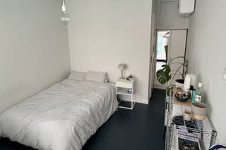 <p><span>Charmante studentenkamer met privé sanitair in hartje Antwerpen</span></p><p><span>In de unieke residentie </span><span>Huys van Portugael</span><span>, een voormalige karaktervolle brandweerkazerne, bevindt zich deze instapklare studentenkamer met eigen badkamer, toilet, </span><span>privé koelkast op de kamer</span><span> én een gezellig terrasje.</span></p><p><span>Het project, gerealiseerd in 2014, werd ontworpen met oog voor het hedendaagse studentenleven: privacy en comfort gaan hand in hand met een sterk sociaal karakter. Zo beschikt de residentie over meer dan 80 m² aan gemeenschappelijke leefruimte, waaronder een ruime en volledig uitgeruste keuken met kookeiland en meerdere koelkasten, stijlvol en gezellig ingericht.</span></p><p><span>Daarnaast kunnen bewoners genieten van een rustige, afgesloten binnenplaats en een ruime fietsenstalling.</span></p><p><span>Gelegen in een </span><span>veilige studentenbuurt in het historisch centrum van Antwerpen</span><span>, in een </span><span>rustige straat zonder horeca</span><span>, en toch op </span><span>wandelafstand van universiteiten, hogescholen, winkels en het bruisende stadsleven</span><span>.</span></p><p><span>Interessant als investering:</span><span> de kamer is momenteel verhuurd aan 490/maand, exclusief 85 kosten.</span></p>