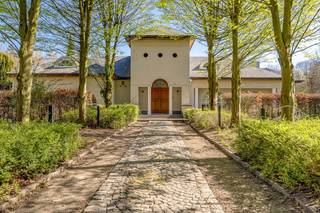 Située sur un terrain exceptionnellement beau et verdoyant de pas moins de 1 hectare (en partie en zone agricole), avec un étang et une piscine,...