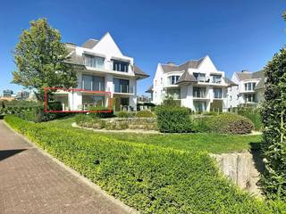 Dit magnifiek appartement met 2 slaapkamers en ruim terras, biedt een uitzonderlijk zicht op de idyllische vijver en het groen van de Warande. Het appartement beschikt over een ruime en zuidgerichte leefruimte met open keuken. Dankzij het beperkte aantal woongelegenheden is dit een uiterst rustige en charmante residentie om te verblijven. Tevens is er een gemeenschappelijke fietsenberging aanwezig in het gebouw. Indeling:- inkomhal- ruime leefruimte met zonneterrassen en prachtig zicht op de vijver- open keuken met eethoek- slaapkamer 1 - slaapkamer 2 - badkamer- gastentoilet- bergingTroeven:- zonnig en ruim terras- lichtrijk appartement- rustige ligging- prachtig open zicht op vijver en het domein- gemeenschappelijke fietsenberging- dichtbij zee en centrum- mogelijkheid tot bijhuren van een garagebox aan € 100,00/ per maandAlgemene onkosten: €70/maand.Onmiddellijk beschikbaar. Ben je geïnteresseerd in dit pand te huur in Middelkerke? Ga naar de website www.dewaele.com, klik op het pand dat je wenst te huren. Via de rode knop "vraag je bezoek aan" vragen we u kort een profiel in te vullen. Daarna nemen we contact op voor een bezoek. Telefonisch kunnen er geen afspraken gemaakt worden.