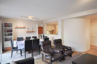 Lichtrijk duplex appartement met een ruim zuidwest gericht terras gelegen in een kleine residentie nabij het commercieel centrum en het strand. Indeling: Inkom met gastentoilet en vestiaire. Lichtrijke leefruimte uitgevend op het ruim terras zuidwest gericht achteraan . Open keuken voorzien van alle comfort . Benedenverdieping: masterbedroom met ingemaakte kasten uitgevend op het terras achteraan. Tweede volwaardige slaapkamer eveneens uitgevend op het terras achteraan. Derde slaapkamer. Aparte badkamer. Ruime wasplaats met ingemaakte kasten, voorzien voor het plaatsen van een extra douche. Fietsenberging in de residentie.