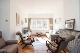 Locatie

Gelegen in een rustige en residentiële straat in Wilrijk, geniet deze woning van een bijzonder praktische ligging. Op korte afstand bevindt zich het centrum van Wilrijk (De Bist) met een ruim aanbod aan winkels, supermarkten, scholen en horecazaken. Voor ontspanning en groen liggen zowel Park Den Brandt als het Middelheimpark vlakbij, ideaal voor wandelingen en recreatie. De bereikbaarheid is een extra troef, met vlotte verbindingen naar Antwerpen-centrum, belangrijke invalswegen en de E19. Openbaar vervoer is eveneens aanwezig in de nabije omgeving. Deze locatie combineert een aangename woonomgeving met alle dagelijkse voorzieningen binnen handbereik.

Indeling

Deze jaren ’50-woning met charmante gevel betreedt u via de inkomhal, waar zich tevens een apart gastentoilet bevindt. Vanuit de hal heeft u toegang tot de woonkamer (ca. 30 m²), met natuurlijke lichtinval langs zowel de voor- als achtergevel. Aansluitend bevindt zich een aparte keuken met rechtstreekse toegang tot de tuin en het terras.

Op de eerste verdieping bevinden zich drie slaapkamers en een badkamer uitgerust met een douche. Daarnaast beschikt de woning over een ruime kelder, geschikt als bergruimte.

De woning heeft een praktische indeling en biedt tal van mogelijkheden binnen de bestaande structuur. Bovendien zijn er uitbreidingsmogelijkheden naar de zolderverdieping, wat extra woonruimte kan opleveren.