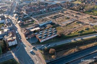 Grote loods/nijverheidsgebouw op het kruispunt van Wevelgem met Menen.Het perceel heeft een oppervlakte van 1384 m².Bebouwde oppervlakte: 1110...