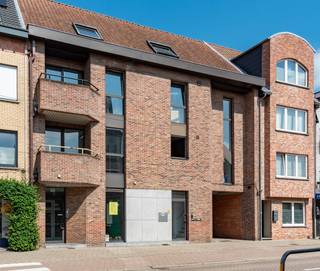 Deze uiterst ruime duplex is ideaal voor wie royaal wil wonen in het hart van Borsbeek. Het pand kan volledig als woning worden gebruikt, maar biedt daarnaast tal van andere mogelijkheden.<br /><br />Er werd reeds een omgevingsvergunning verkregen in 2026 voor de ontwikkeling van drie appartementen:<br /><br />Appartement 1: gelijkvloerse verdieping – 3 slaapkamers – 126,5 m² – tuin<br />Appartement 2: eerste verdieping – 2 slaapkamers – 71,7 m² – terras<br />Appartement 3: eerste verdieping – 1 slaapkamer – 45,9 m² – terras<br /><br />De verkoop omvat de volledige gelijkvloerse en eerste verdieping. Alle nutsvoorzieningen zijn aanwezig en individueel voorzien.<br /><br />Dankzij de centrale ligging, de kleinschalige mede-eigendom met slechts één andere eigenaar en de reeds verkregen vergunning vormt dit pand een uitstekende opportuniteit voor ontwikkelaars en investeerders die snel aan de slag willen.<br /><br />Het gebouw beschikt over een EPC-label C. Vier autostaanplaatsen zijn in de verkoop inbegrepen.<br /><br />Naast de vergunde ontwikkeling tot drie appartementen of het gebruik als één ruime woning zijn er nog tal van andere mogelijkheden, zoals een combinatie van wonen en werken, commerciële activiteiten, kantoorruimte of de uitoefening van een vrij beroep.<br /><br />Contacteer ons voor meer informatie of een bezoek ter plaatse!