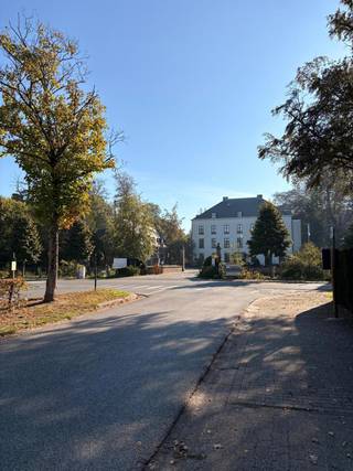 <p><strong>De laatste bouwgronden in een exclusieve buurt bij Solhof</strong></p>
<p>Aan de Barones Ludwina de Borrekenslaan en de Baron van Ertbornstraat bieden we de laatste twee bouwgronden aan in deze exclusieve buurt bij kasteel Solhof in Aartselaar. Een bijzondere kans om hier uw eigen woning te realiseren.</p>
<p><span>Lot 2 heeft een oppervlakte van circa 840 m² en een straatbreedte van circa 22 meter. Lot 5 omvat circa 1.035 m² en heeft een straatbreedte van circa 20 meter.</span></p>
<p>Er geldt geen bouwverplichting, dus u beslist zelf wanneer u uw droomvilla realiseert. Omdat de bebouwing wel gebonden is aan specifieke bouwvoorschriften voor villabouw, lichten we de bouwmogelijkheden graag persoonlijk aan u toe.</p>
<p><span>Verdere informatie wordt uitsluitend telefonisch op +32 474 101 101 of tijdens een persoonlijk gesprek verstrekt.</span></p>