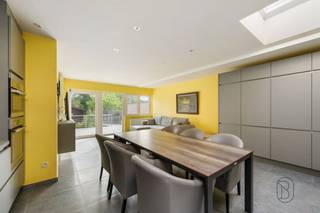 <p>Ruime instapklare gezinswoning met 4 slaapkamers, garage en zonnige tuin in het rustige Heule<br /><br />Op zoek naar een verrassend ruime woning waar comfort, licht en een rustige ligging samenkomen? Dan zal deze instapklare gezinswoning u meteen weten te charmeren. Dankzij de recente aanbouw en de doordachte indeling geniet u hier van een hedendaagse woonbeleving met alle ruimte voor het hele gezin.<br /><br />Indeling:<br />U komt binnen via de inkomhal met gastentoilet. Op het gelijkvloers bevindt zich bovendien een bijzonder ruime garage met tal van mogelijkheden voor stockage, fietsen of hobbyruimte. De eerste verdieping vormt het hart van de woning. Hier werd een volledig vernieuwde aanbouw gerealiseerd met een open keuken en lichtrijke leefruimte die uitkijkt op de prachtig zuidgerichte tuin met terras. Verder bevindt zich op deze verdieping ook een badkamer met moderne inloopdouche. Op de bovenverdieping vindt u maar liefst 4 slaapkamers en een tweede badkamer.<br /><br />De woning werd bovendien aangepast met het oog op minder mobiele personen. Deze voorzieningen kunnen indien gewenst eenvoudig verwijderd of aangepast worden, maar vormen voor wie hier nood aan heeft een bijzonder praktische en waardevolle meerwaarde.<br /><br />Troeven: instapklare woning, zuidgerichte tuin, gunstig EPC, asbestvrij, conforme elektrische keuring<br /><br />Een woning waar ruimte, comfort en gezelligheid perfect samenkomen, ideaal voor wie zorgeloos wil wonen op een rustige, maar centrale ligging in Kortrijk.<br /><br />Interesse?<br />feline@immobeguin.be</p>