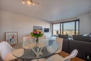 <p>Uitstekend gelegen 3-slaapkamerappartement met frontaal zeezicht in een standingvol gebouw op de Zeedijk op het Rubensplein (Albertstrand). <br />De buitengevel en de balkons werden 4 jaar geleden volledig vernieuwd, momenteel wordt de inkomhal vernieuwd.</p>
<p>Indeling is als volgt: inkomhal met vestiaire, mooie ruime woonkamer waaruit u frontaal zeezicht hebt. Keuken voorzien van alle comfort. De ruime masterbedroom goed voor een dubbel bed en ingemaakte kasten. Badkamer met ligbad, lavabo, toilet en douche bad. Een tweede en derde slaapkamer eveneens geschikt voor een dubbel bed. De derde slaapkamer heeft een eigen douchekamer.</p>
<p>Mogelijkheid tot aankoop staanplaats in het gebouw aan €120 000.</p>