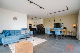 <strong>Exclusief wonen aan zee in Oostende</strong><br />Ontdek dit prachtig appartement op de 4de verdieping van de prestigieuze <strong>Residentie The Waves – Sand</strong> in Oostende.<br />Dankzij de unieke ligging geniet u dagelijks van een schitterend uitzicht op zee, gecombineerd met hedendaags wooncomfort, hoogwaardige afwerking en een uitzonderlijk ruim terras. <br /><br />Met een bewoonbare oppervlakte van <strong>95 m²</strong> en een zonnig terras van maar liefst <strong>25 m²</strong> biedt deze recente woonst (bouwjaar 2024) alle troeven voor wie op zoek is naar een stijlvolle hoofdverblijfplaats, tweede verblijf of interessante investering aan de Belgische kust.<br /><br /><strong>Indeling van het appartement</strong><br />Bij het binnenkomen wordt u verwelkomd in een ruime inkomhal die toegang geeft tot de verschillende leefruimtes.<br />De lichtrijke woonkamer vormt het hart van het appartement en geniet van een prachtig panoramisch zeezicht. Via de leefruimte bereikt u het ruime terras waar u in alle rust kunt genieten van de frisse zeelucht en het uitzicht op de Noordzee.<br />De open keuken sluit naadloos aan op de leefruimte en creëert een moderne, open woonomgeving die perfect aansluit bij de hedendaagse woonwensen.<br /><br />Verder beschikt het appartement over:<br /><span>2 volledig ingerichte slaapkamers;</span><br /><span>een stijlvolle badkamer met instapdouche;</span><br /><span>een afzonderlijk gastentoilet;</span><br /><span>een praktische berging. </span><br /><br /><strong>Ruim terras met prachtig zeezicht</strong><br />Het royale terras van <strong>25 m²</strong> vormt een absolute meerwaarde. Hier geniet u op elk moment van de dag van het unieke kustgevoel, met voldoende ruimte voor een loungehoek, eettafel of zonnestoelen.<br /><br /><strong>Energiezuinig appartement met EPC-label A</strong><br />Dit appartement werd gebouwd in <strong>2024</strong> en voldoet aan de strengste normen inzake energie-efficiëntie en wooncomfort.<br />Met een <strong>EPC-label A</strong> en een uiterst laag energieverbruik van slechts <strong>41 kWh/m² jaar</strong> geniet u van een duurzame woning met lage energiekosten en een uitstekende toekomstwaarde.<br /><br /><strong>Extra comfort en praktische voorzieningen</strong><br />Bij het appartement hoort bovendien een <strong>extra ruime private berging op het gelijkvloers</strong>, inbegrepen in de verkoopprijs.<br />Daarnaast bestaat de mogelijkheid om een <strong>ruime garagebox met laadpaal</strong> aan te kopen onder de residentie.<br />Een belangrijke troef voor wie comfortabel wil parkeren en klaar wil zijn voor elektrisch rijden.<br /><br /><strong>Troeven van dit appartement</strong><br />Adembenemend <strong>zeezicht</strong><br />Ruim terras van 25 m², bewoonbare oppervlakte: 95 m²<br />Extra ruime berging op het gelijkvloers inbegrepen<br />Mogelijkheid tot aankoop van ruime garagebox met laadpaal<br />Bouwjaar 2024<br />EPC-label A – 41 kWh/m² jaar<br />KI: € 1.057<br /><br /><strong>Appartement te koop aan zee in Oostende</strong><br />Bent u op zoek naar een recent en energiezuinig appartement te koop in Oostende met zeezicht, twee slaapkamers, een ruim terras en een uitstekende ligging aan de kust?<br />Dan is deze exclusieve woonst in <strong>Residentie The Waves – Sand</strong> een unieke opportuniteit.<br />Een combinatie van luxe, comfort, energiezuinigheid en een toplocatie aan zee maakt van dit appartement een uitzonderlijk aanbod op de vastgoedmarkt van Oostende.<br /> 
